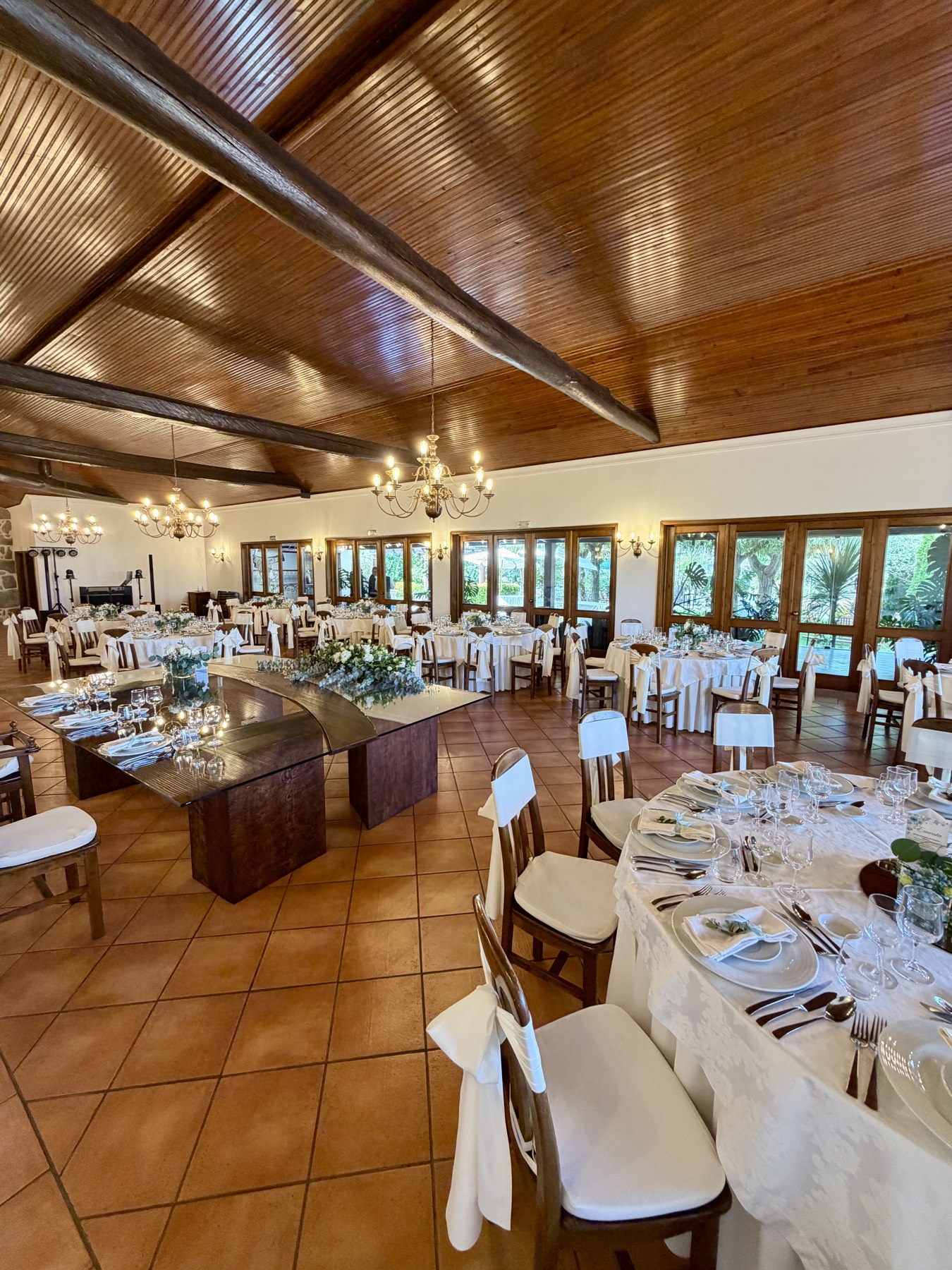 Salão principal da Quinta Casal Camaz preparado para um evento