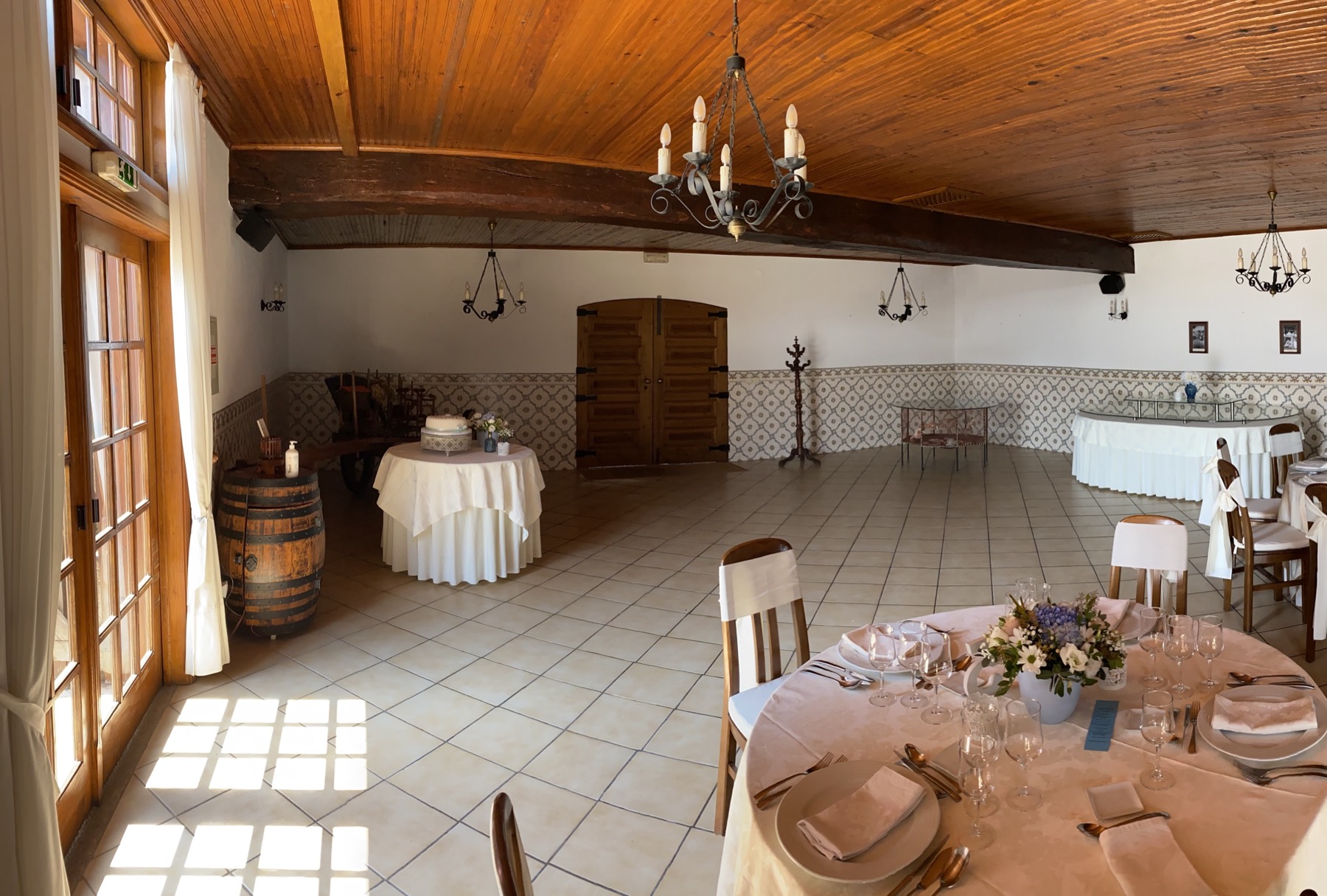 Salão original da Quinta, com teto em madeira
