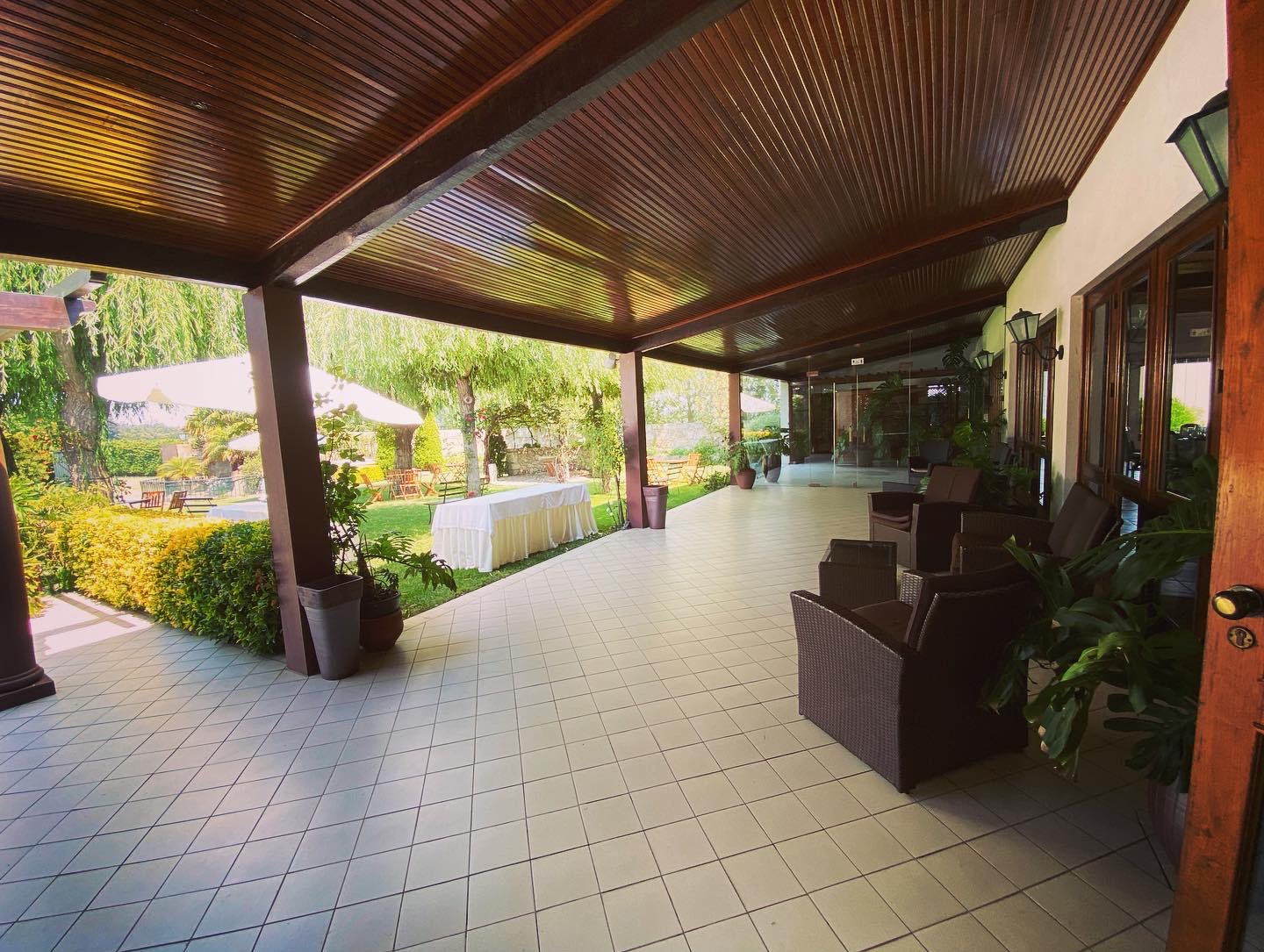 Alpendre da quinta com vista para o jardim exterior